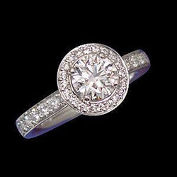 Anello di fidanzamento reale con diamanti Halo da 2 carati in oro bianco