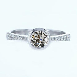 Anello di fidanzamento rotondo incastonato di castoni con diamanti taglio vecchio miniera 2,25 carati