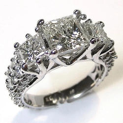 Anello di fidanzamento stile principessa e diamante rotondo 3 pietre 3,50 carati