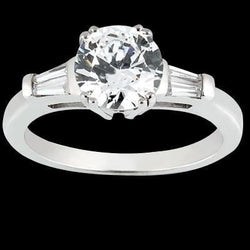 Anello di fidanzamento stile tre pietre con diamanti tondi e baguette da 1.9 carati