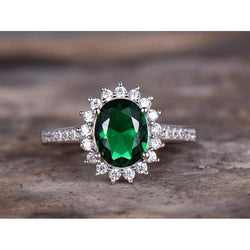 Anello di forma ovale con smeraldo verde e diamante in oro bianco 14 carati 5.75 ct