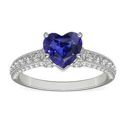 Anello e accenti di zaffiro a cuore con diamanti e oro bianco 3.50 carati