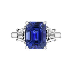 Anello in oro 3 pietre con smeraldo zaffiro blu e diamanti trapezoidali 4 carati