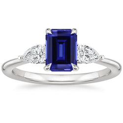 Anello in oro 3 pietre con zaffiro blu taglio smeraldo e diamante a pera 3.50 carati