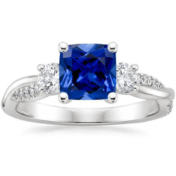 Anello in oro 3 pietre stile cuscino zaffiro blu con accenti 2.75 carati