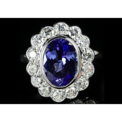 Anello in Oro Bianco 14 Carati Con Castone Ovale Da 5.15 CT Con Tanzanite E Diamanti