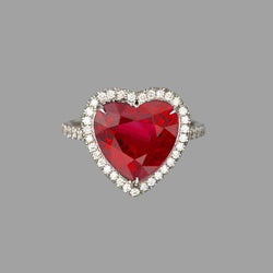 Anello in oro bianco 14 carati con rubino taglio cuore e diamanti da 6.25 carati