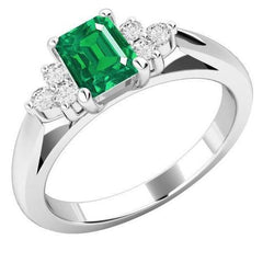 Anello in oro bianco 14 carati con smeraldo verde da 8,90 carati con diamanti bianchi