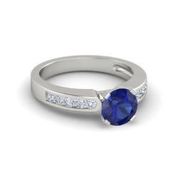 Anello in oro bianco 14K con zaffiro di Ceylon e diamanti incastonati da 2,25 carati