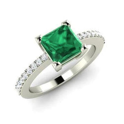 Anello in oro bianco 14K con smeraldo verde da 3,65 ct con diamanti
