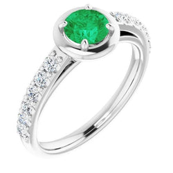 Anello in oro bianco 14K con smeraldo verde e diamanti da 2.25 carati
