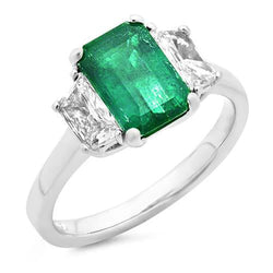 Anello in oro bianco 18 carati con 3 pietre di smeraldo verde e diamanti da 2.50 carati