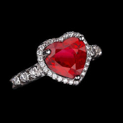 Anello in oro bianco con rubini e diamanti taglio cuore rosso da 4.50 carati