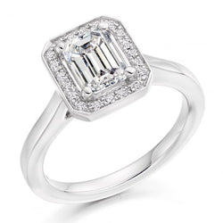 Anello in oro bianco con smeraldo scintillante e diamanti Halo tondi da 1,91 carati