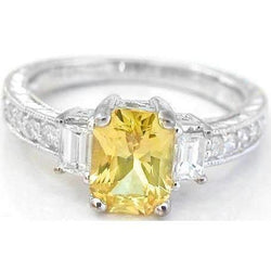 Anello in oro bianco con zaffiro giallo radiante e diamanti rotondi da 4.75 ct