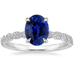 Anello in oro con pietre preziose. zaffiro blu ovale e pavé di diamanti 3.50 carati