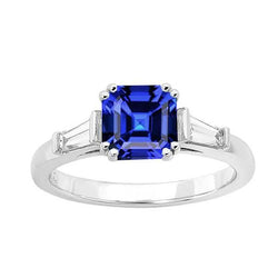 Anello in oro con tre pietre di zaffiro Asscher 2.50 carati di diamanti baguette