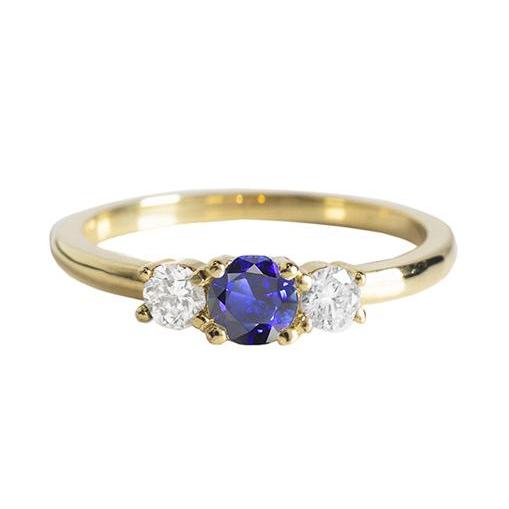 Anello in oro giallo 14 carati con 3 pietre. zaffiro blu rotondo e diamanti da 1,50 carati - harrychadent.it