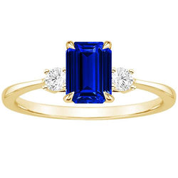 Anello in oro giallo con 3 pietre di smeraldo. zaffiro blu e diamante 3.50 carati