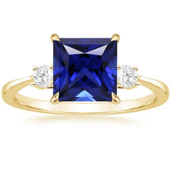Anello in oro giallo con 3 pietre. zaffiro blu principessa e diamanti 5.25 carati