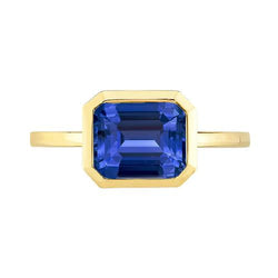 Anello in oro giallo con lunetta in zaffiro di Ceylon solitario smeraldo da 2 carati