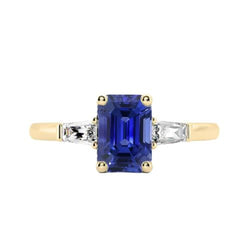 Anello in oro giallo con tre pietre e zaffiro blu smeraldo 2.50 carati