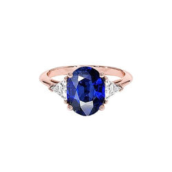 Anello in oro rosa con 3 pietre. zaffiro blu ovale e diamante 8.25 carati