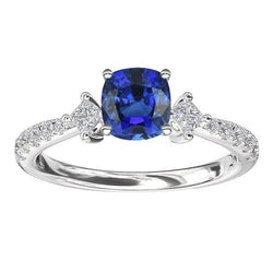 Anello in stile 3 pietre con zaffiro rotondo da 3 carati e cuscino con diamante Princess