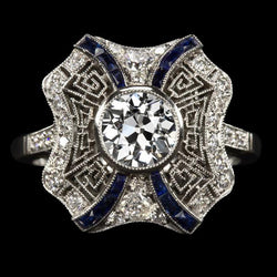 Anello in stile antico con diamanti a taglio antico e zaffiri trapezoidali 3,75 carati