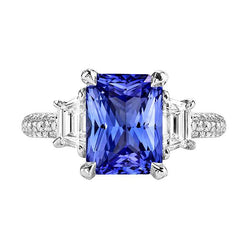 Anello in zaffiro con diamante trapezoidale con accenti in oro con pavé 4.50 carati