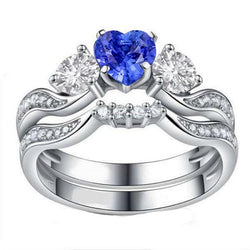 Anello nuziale con 3 pietre incastonato con zaffiro blu a cuore e diamanti rotondi 3 carati