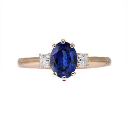 Anello ovale con tre pietre di zaffiro blu e diamanti 2.50 carati