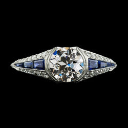 Anello rotondo con diamanti a taglio antico e zaffiri blu, mezza lunetta incastonata, 3,50 carati