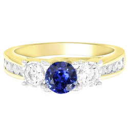Anello rotondo con gemme di zaffiro e diamanti incastonati a 4 carati