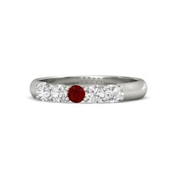 Anello rotondo con rubini e diamanti 1.50 carati in oro bianco 14K