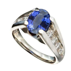 Anello scintillante ovale con zaffiro di Ceylon, diamanti 2,10 carati con oro bianco 14K