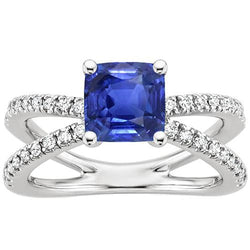 Anello solitario in oro con zaffiro blu e accenti gambo diviso 2.75 carati