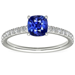 Anello solitario in oro con zaffiro taglio cuscino e pavé di diamanti 3 carati