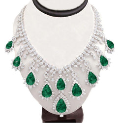 Collana con grande smeraldo verde e diamanti bianchi 228,35 carati Novità