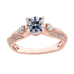 Cuscino Old Mine Cut Diamante Ring 3 Stone Style Milgrain 4 Carati