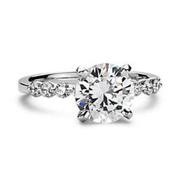 Enorme anello di diamanti rotondi con accenti di gioielli da 3.91 ct. Oro bianco 14K