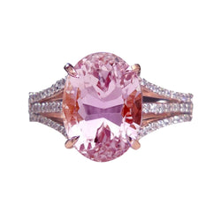 Fede nuziale con kunzite rosa taglio ovale e diamanti in oro rosa 16.50 carati