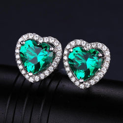 Orecchini a lobo con cuore da 8,50 carati e diamante verde smeraldo in oro bianco 14K