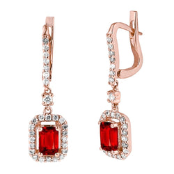 Orecchino pendente in oro rosa con diamanti e rubini rossi con taglio smeraldo da 2.70 ct