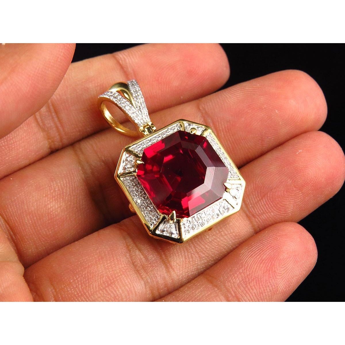 Pendente per collana con rubini rossi e diamanti a forma di Asscher da 5.40 ct - harrychadent.it