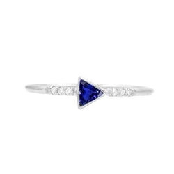 Piccolo anello rotondo con diamanti trilioni di castoni con zaffiro blu 0.75 carati