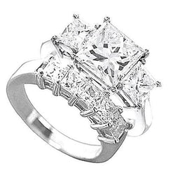 Set di anelli di fidanzamento con tre pietre da 2,5 carati con diamante taglio principessa WG 18K