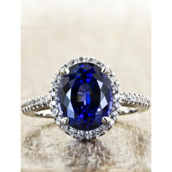 anello di fidanzamento con zaffiro ovale di Ceylon da 3,75 carati e diamanti tondi