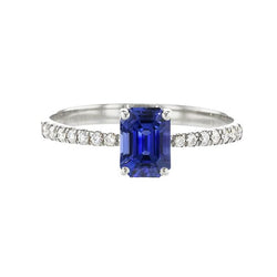 anello solitario smeraldo con zaffiro blu 2,50 carati e pavé di diamanti in oro bianco 14K